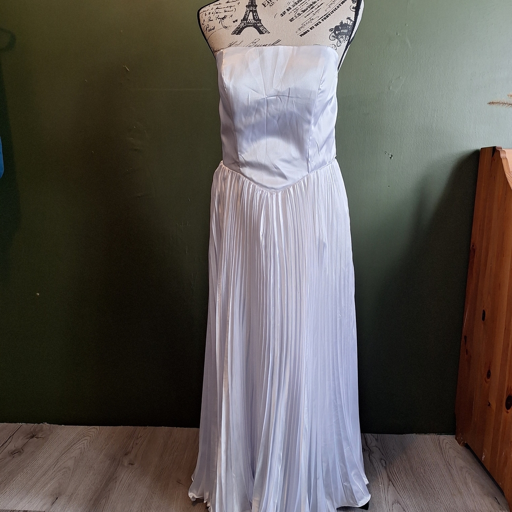Elegant White Strapless Dress